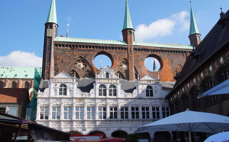 Rathaus und Markt in Lübeck